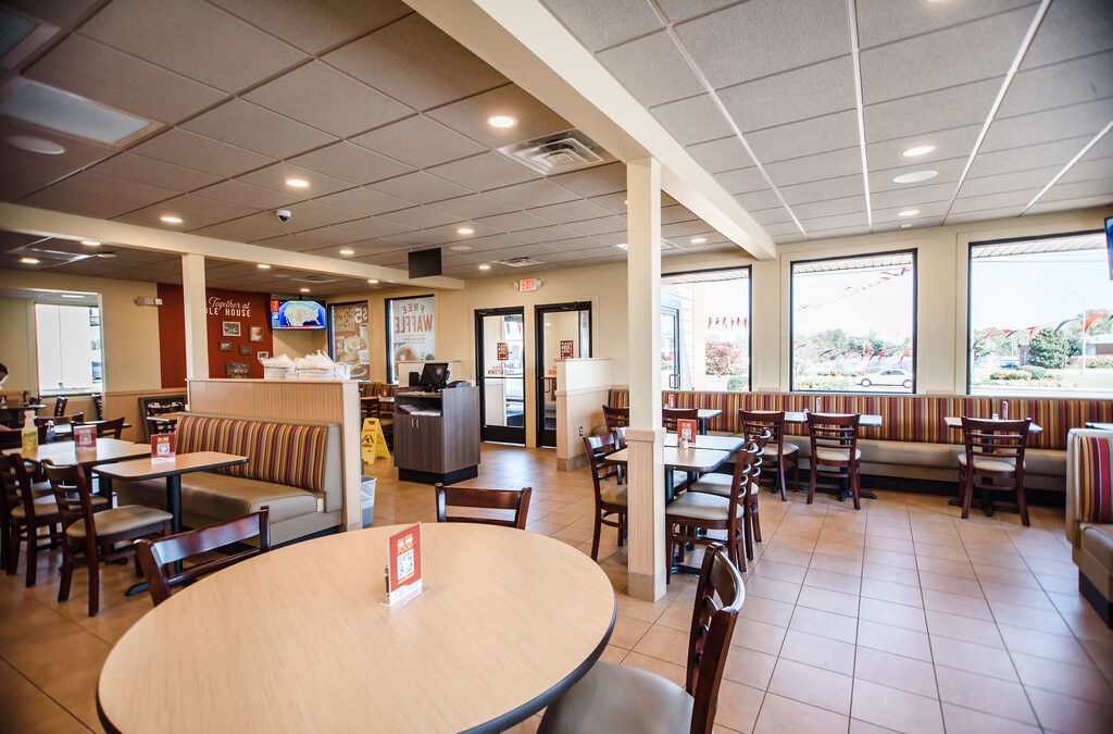 Dining room at Huddle House with booths, tables and large windows.